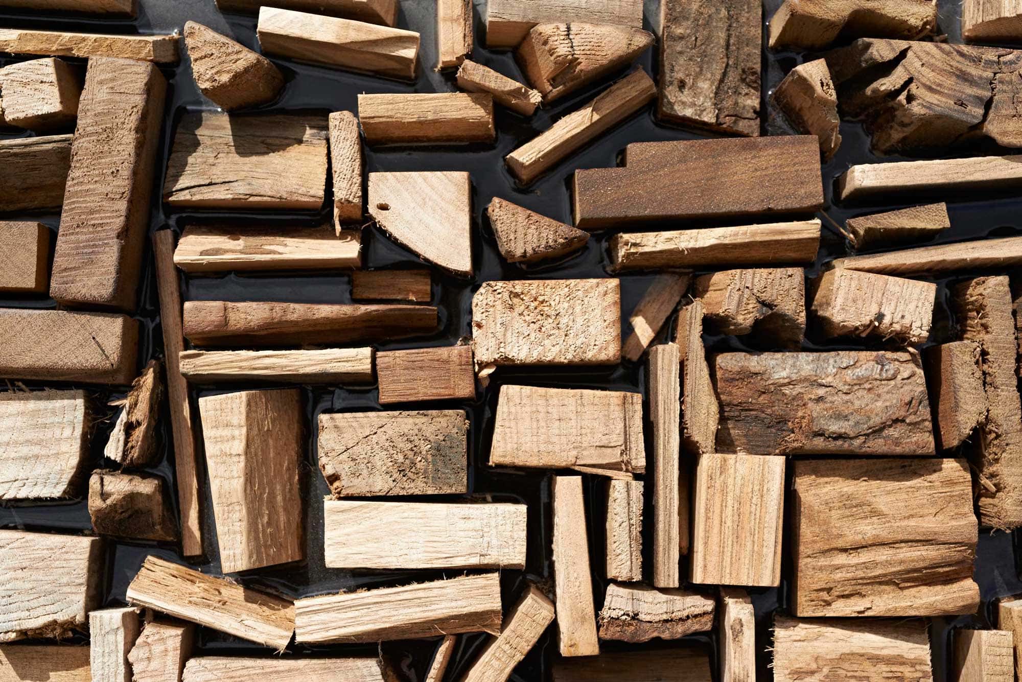 wandpaneele-eckige-holzelemente-epoxidharz-k