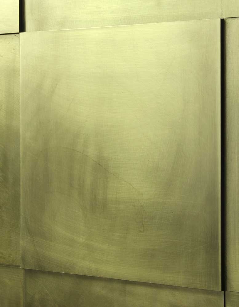 wandpaneele-metall-messing-gebuerstet-messing-in-action
