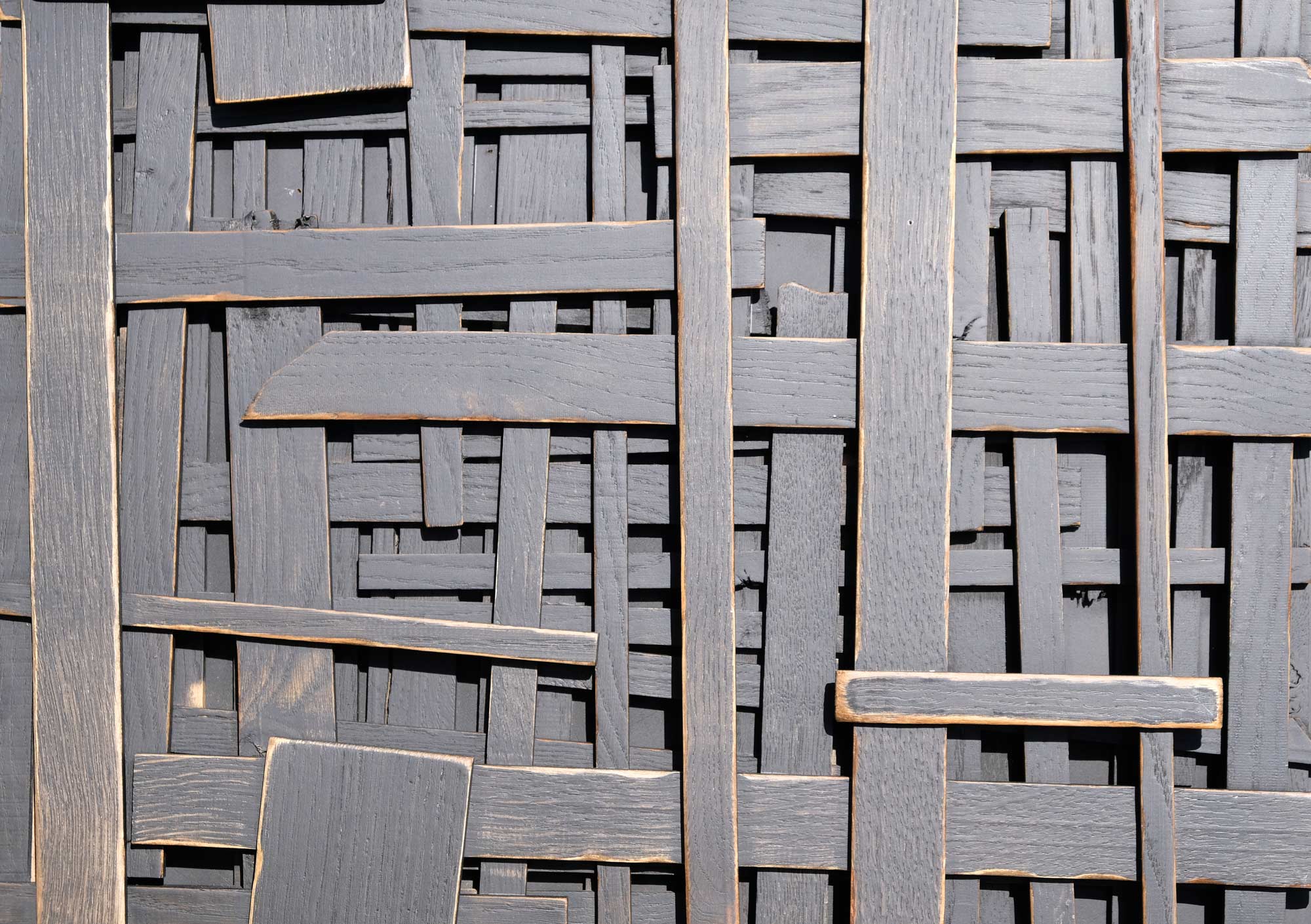 wandpaneele-holz-eukalyptus-lasiert-locked-forever-schwarz
