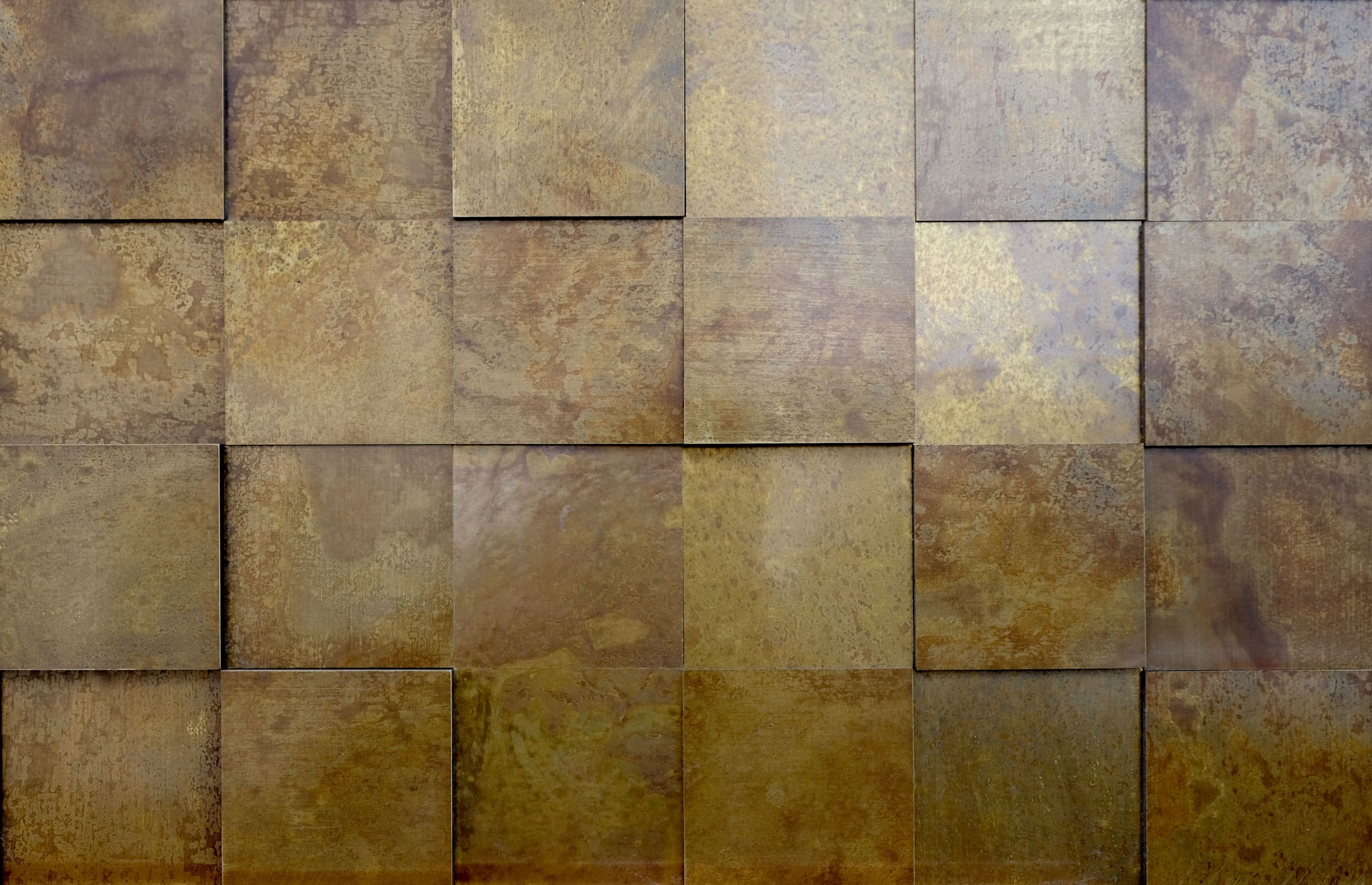 wandpaneele-metall-messing-oxidiert-quadrat-verwittert-3