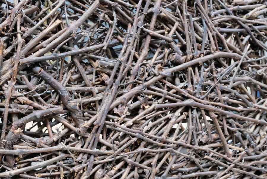 trennwand-aeste-aus-weinrebe-verklebt-wood-odyssee