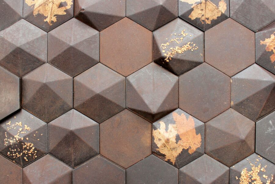 wandpaneele-mix-kaffeesatz-blaetter-hexagon-herbst-kaffee