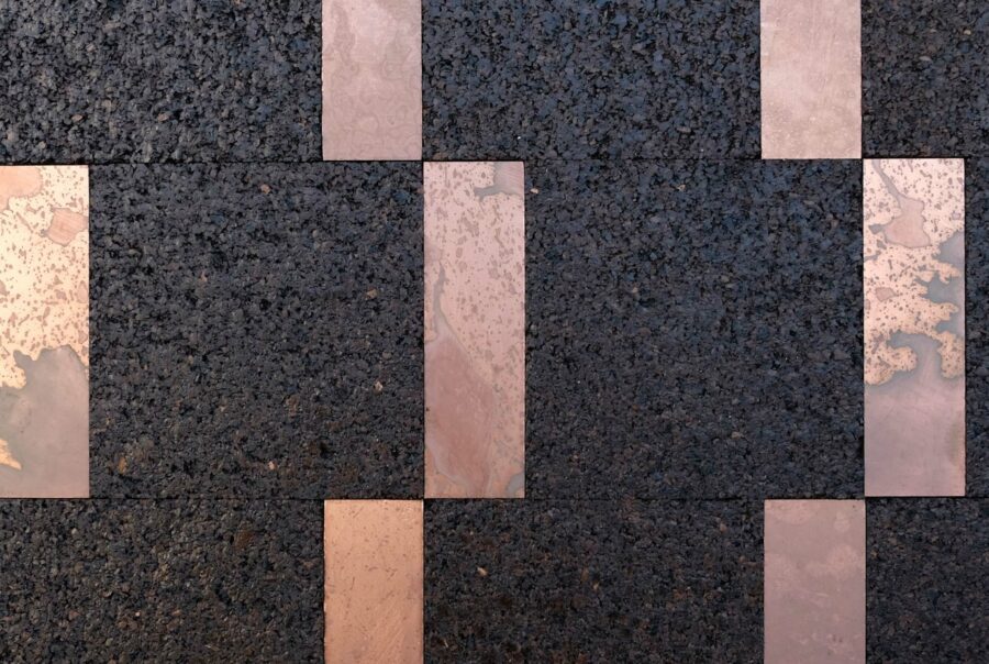 wandpaneele-material-mix-kork-und-kupfer-knapp-daneben