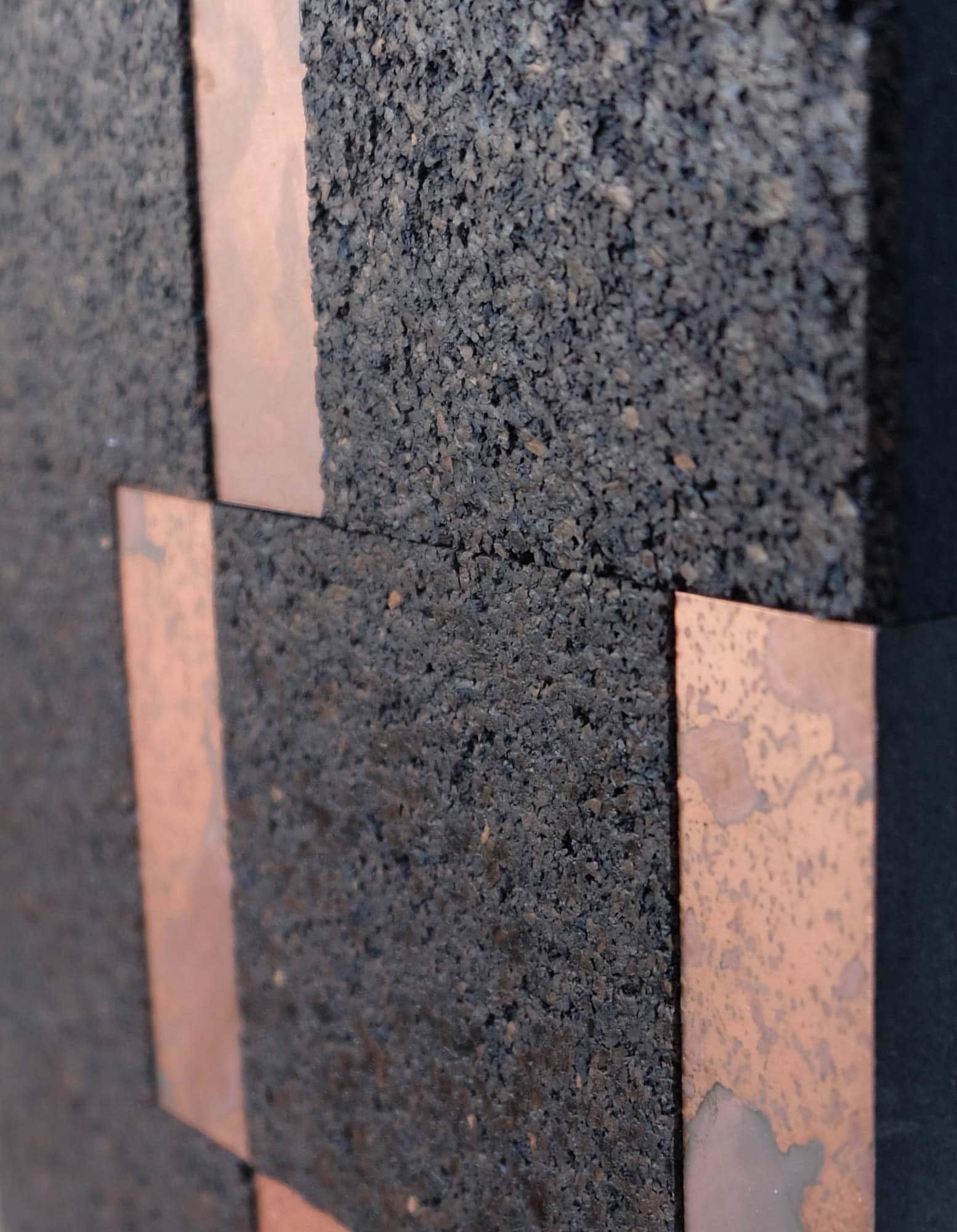 wandpaneele-material-mix-kork-und-kupfer-knapp-daneben-seitlich