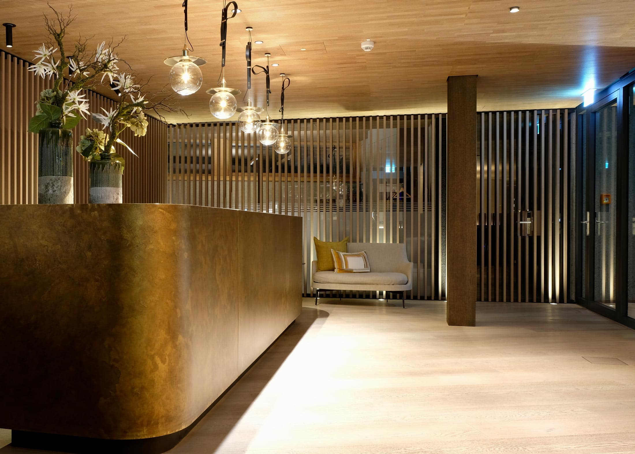 thekenfront-moebelbau-aus-messing-wellness-hotel