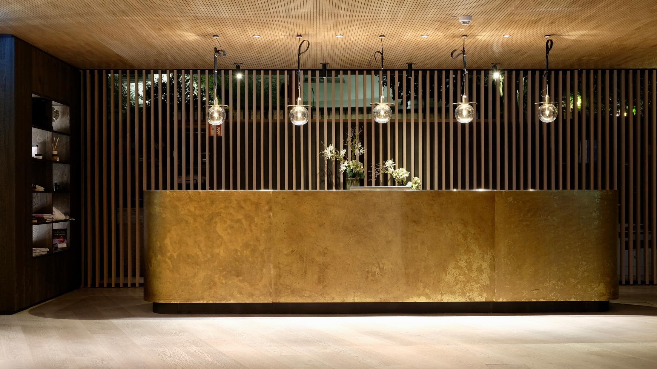thekenfront-moebelbau-aus-messing-wellness-hotel