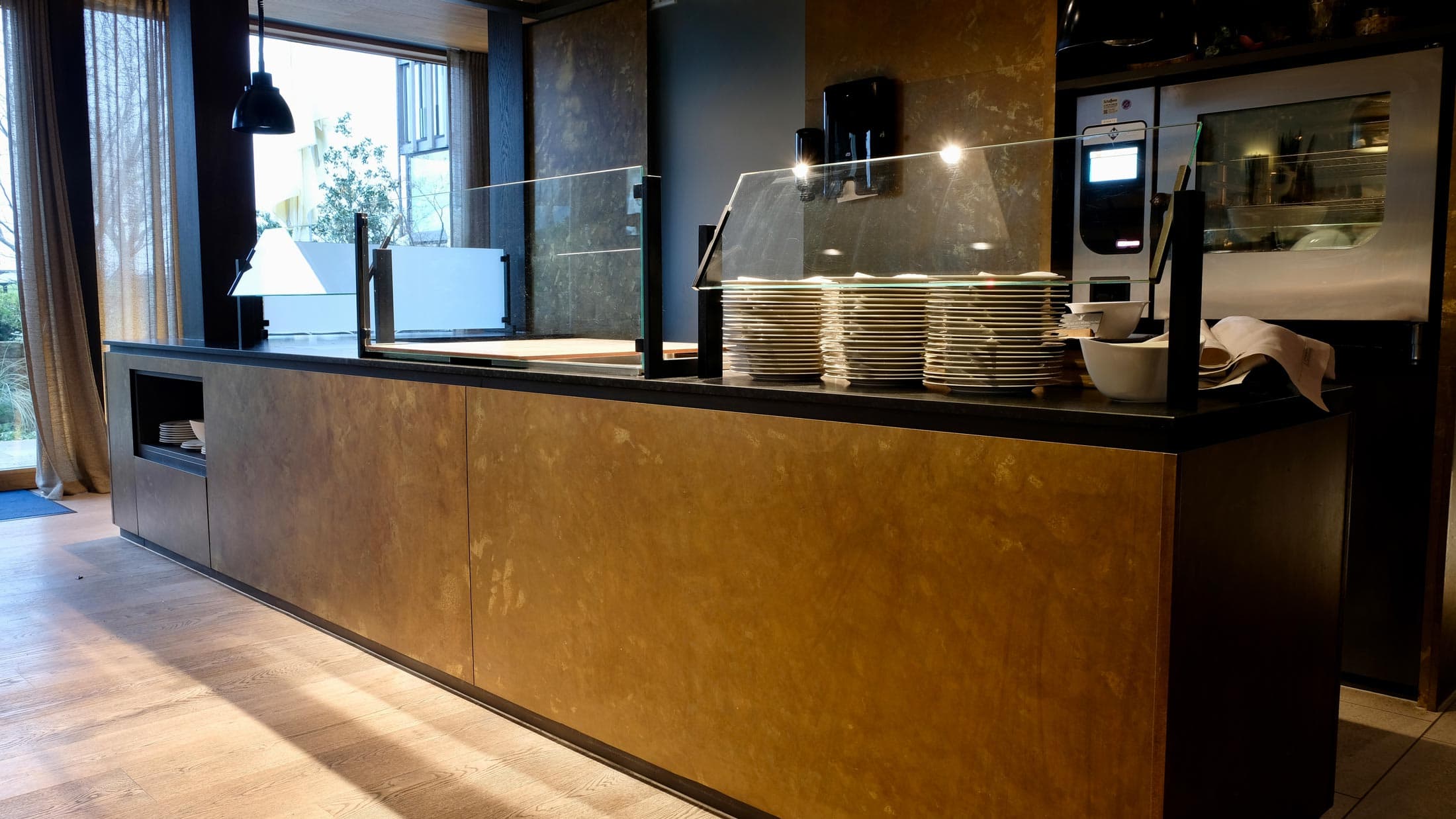 thekenfront-moebelbau-aus-messing-wellness-hotel