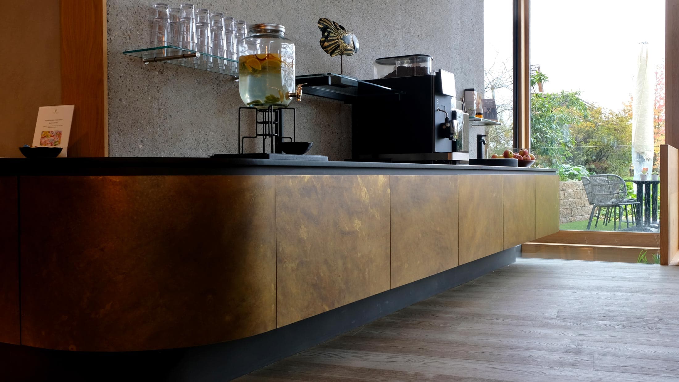 thekenfront-moebelbau-aus-messing-wellness-hotel