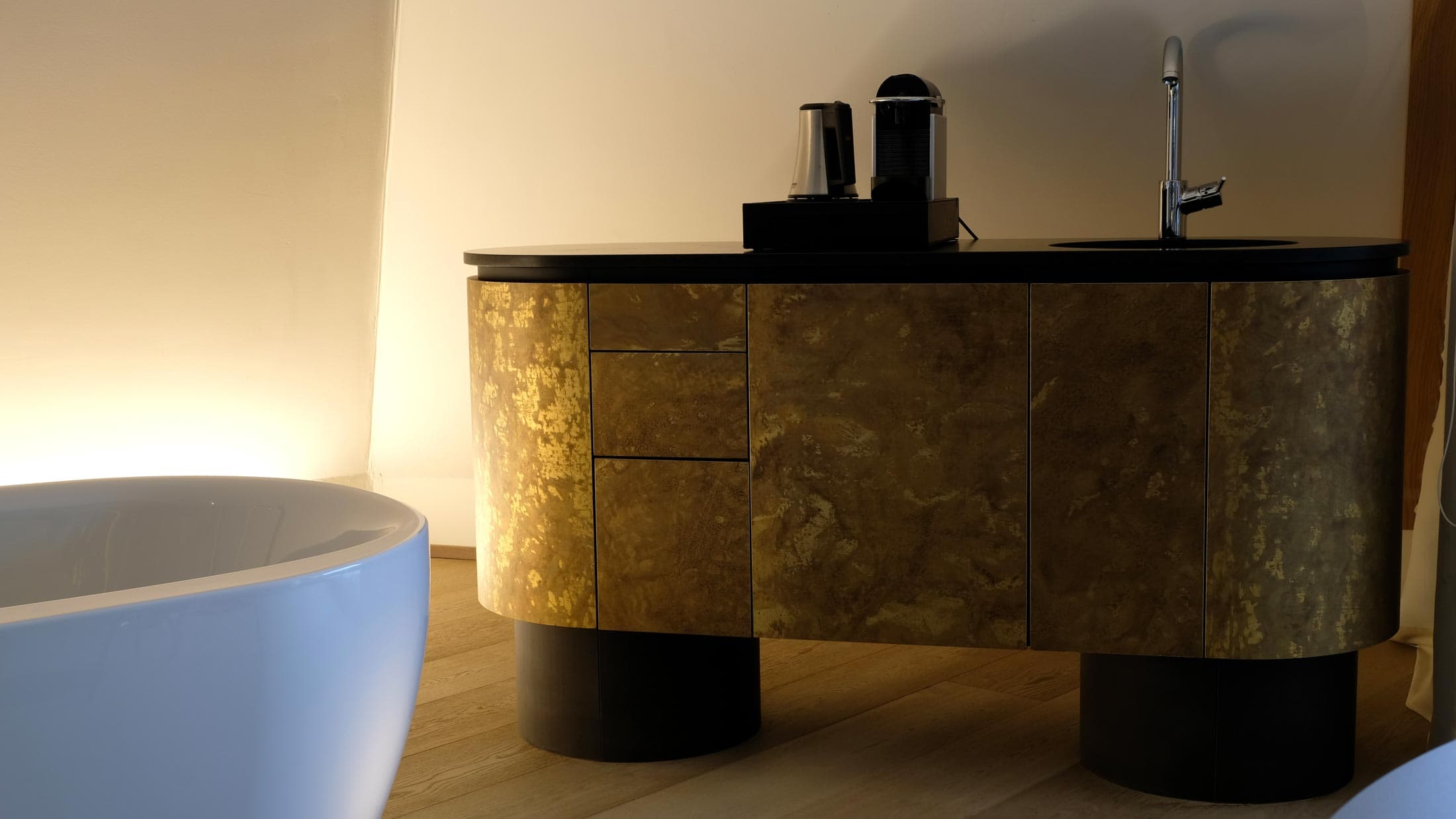 thekenfront-moebelbau-aus-messing-wellness-hotel