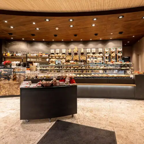 wandgestaltung-und-deckengestaltung-cafe-und-baeckerei-arosa-schweiz-4