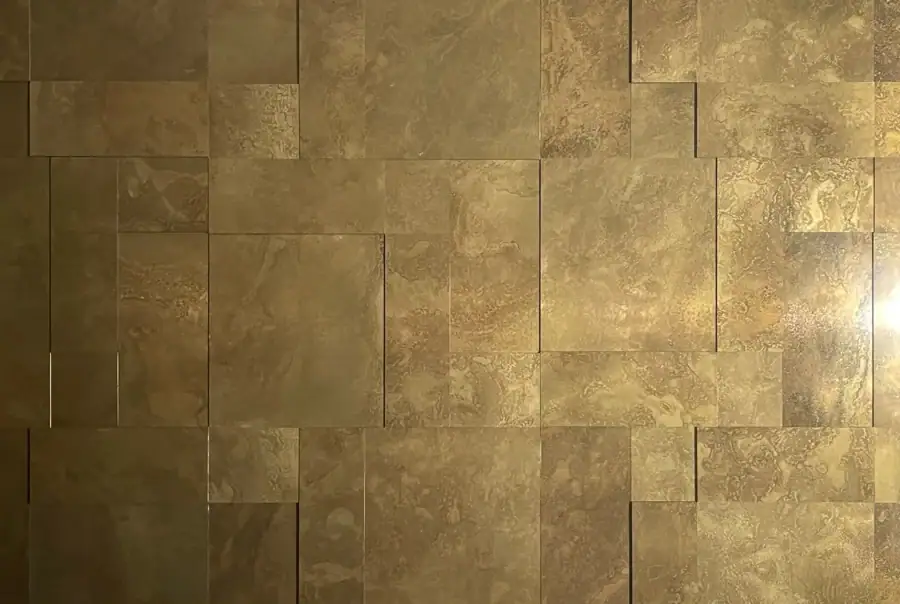 wandpaneele-metall-messing-oxidiert-golden-sand