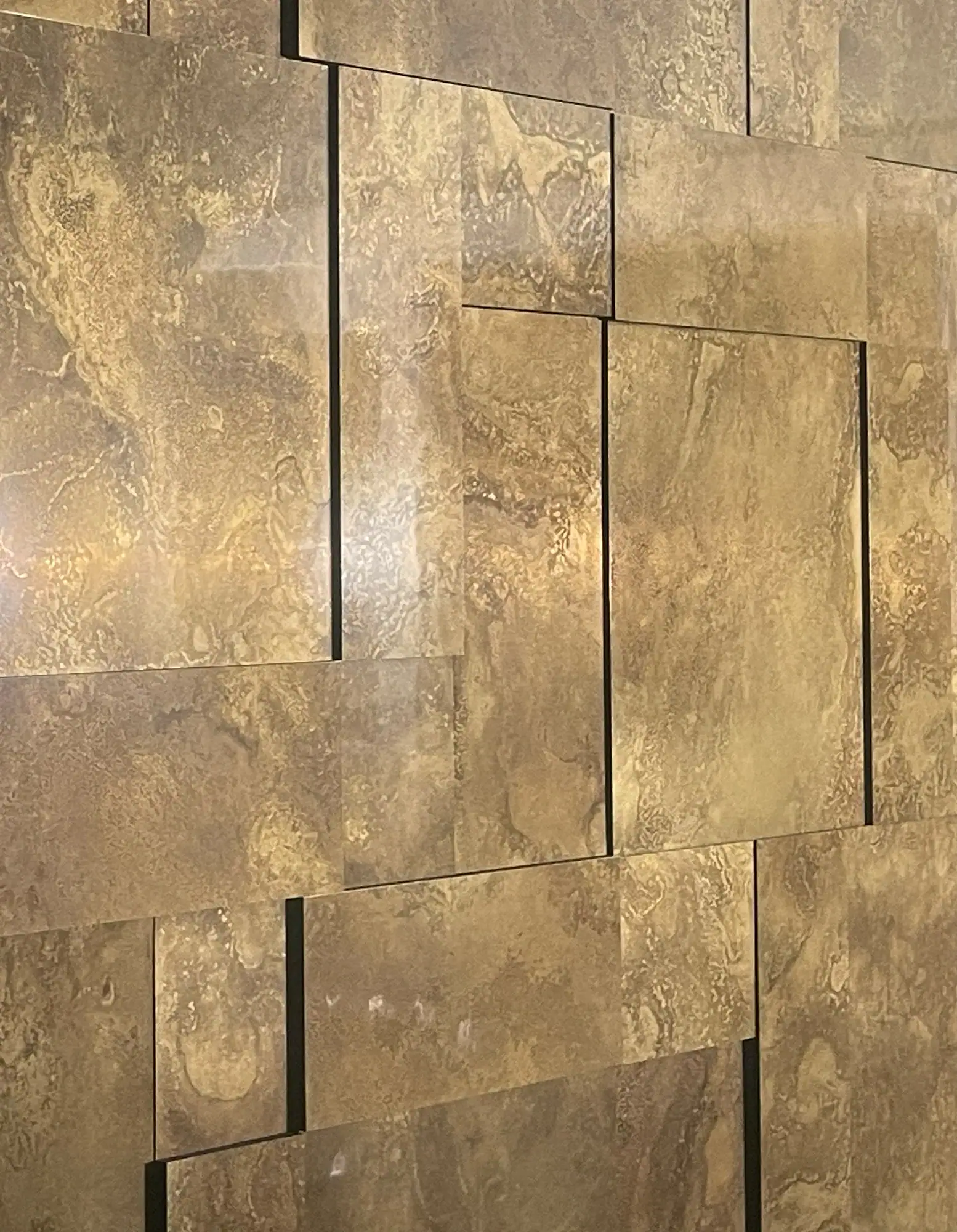 wandpaneele-metall-messing-oxidiert-golden-sand-seitlich