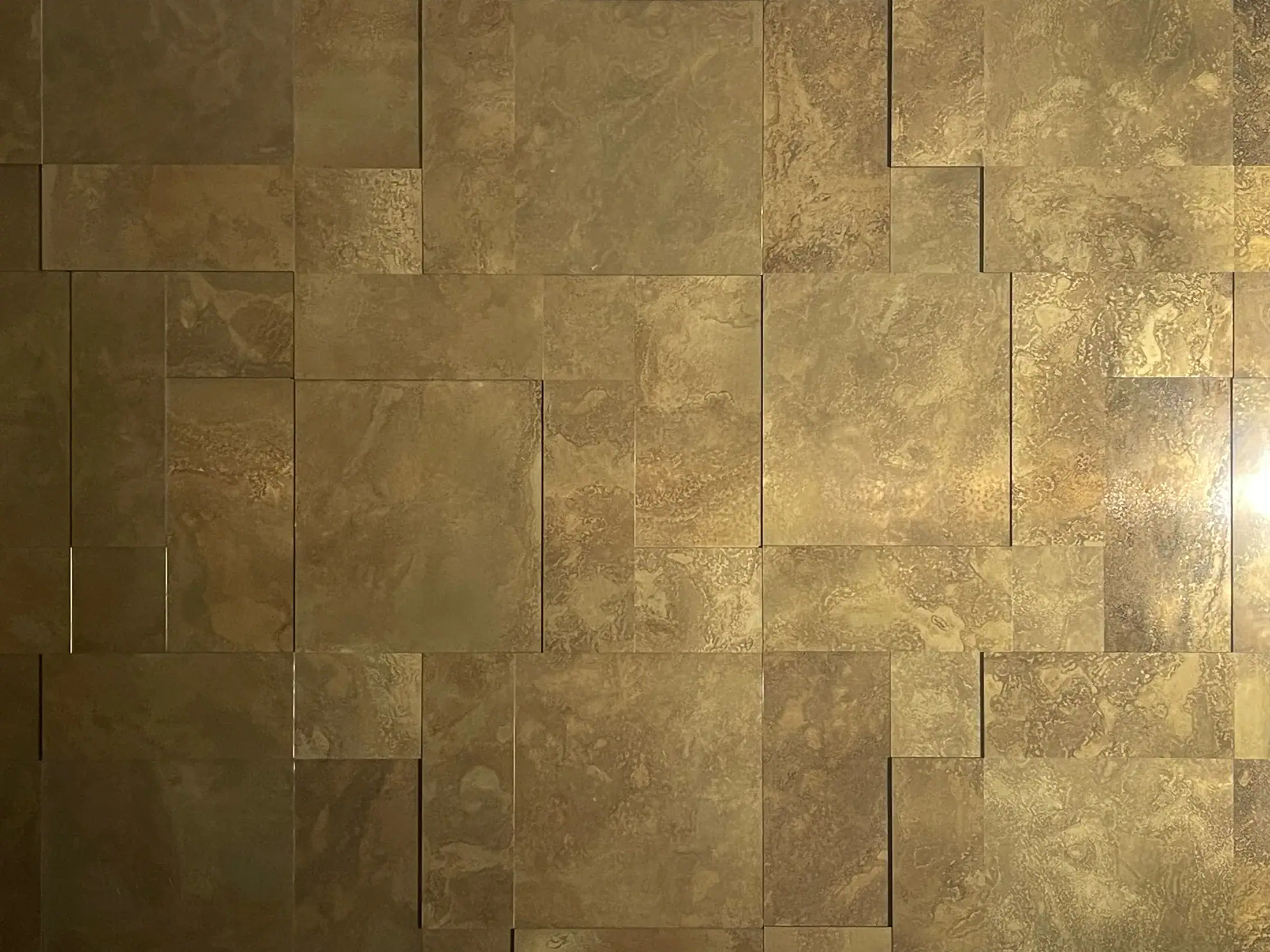 wandpaneele-metall-messing-oxidiert-golden-sand