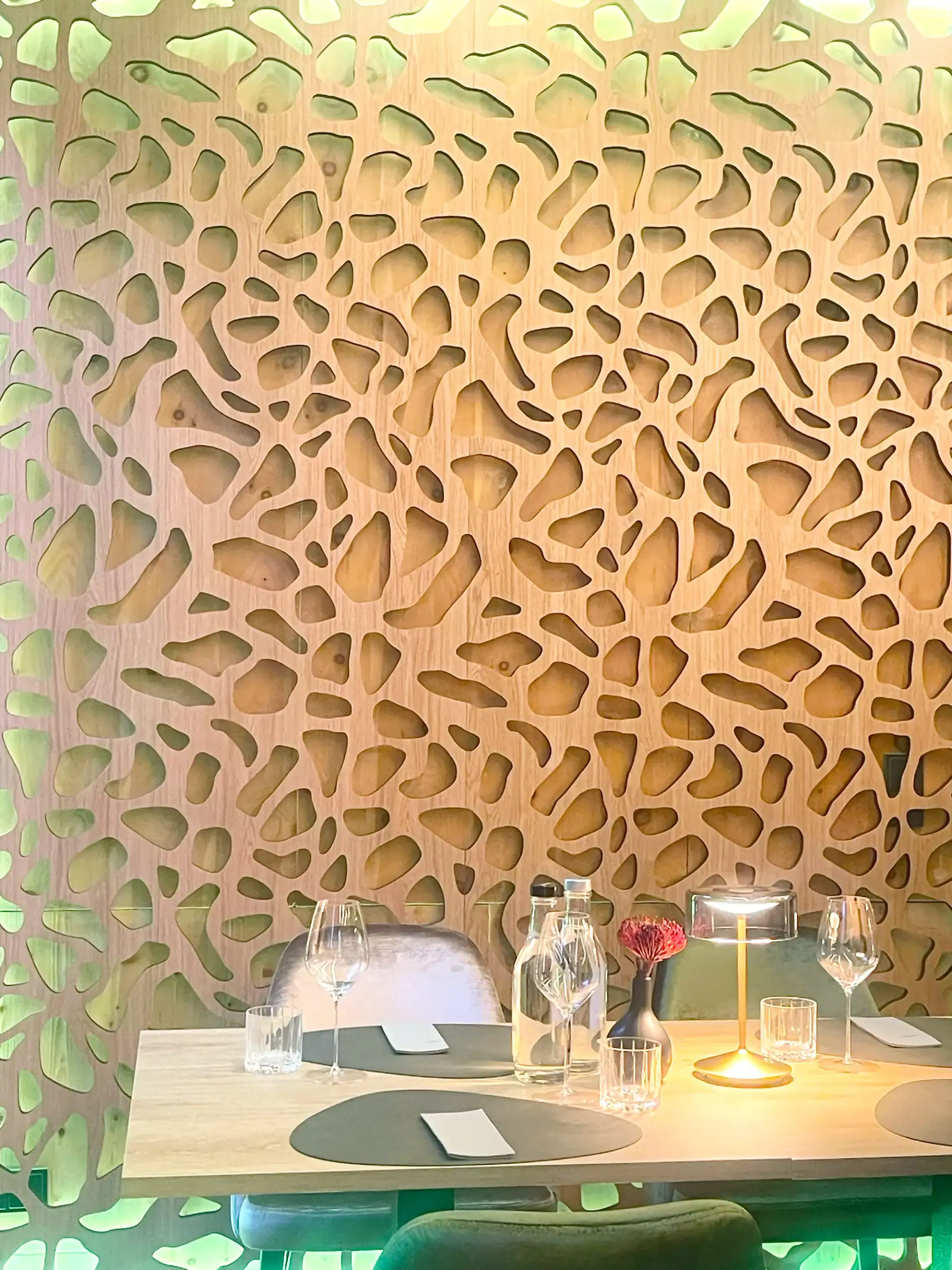 wandverkleidung-und-thekenverkleidung-restaurant-in-muenchen-5