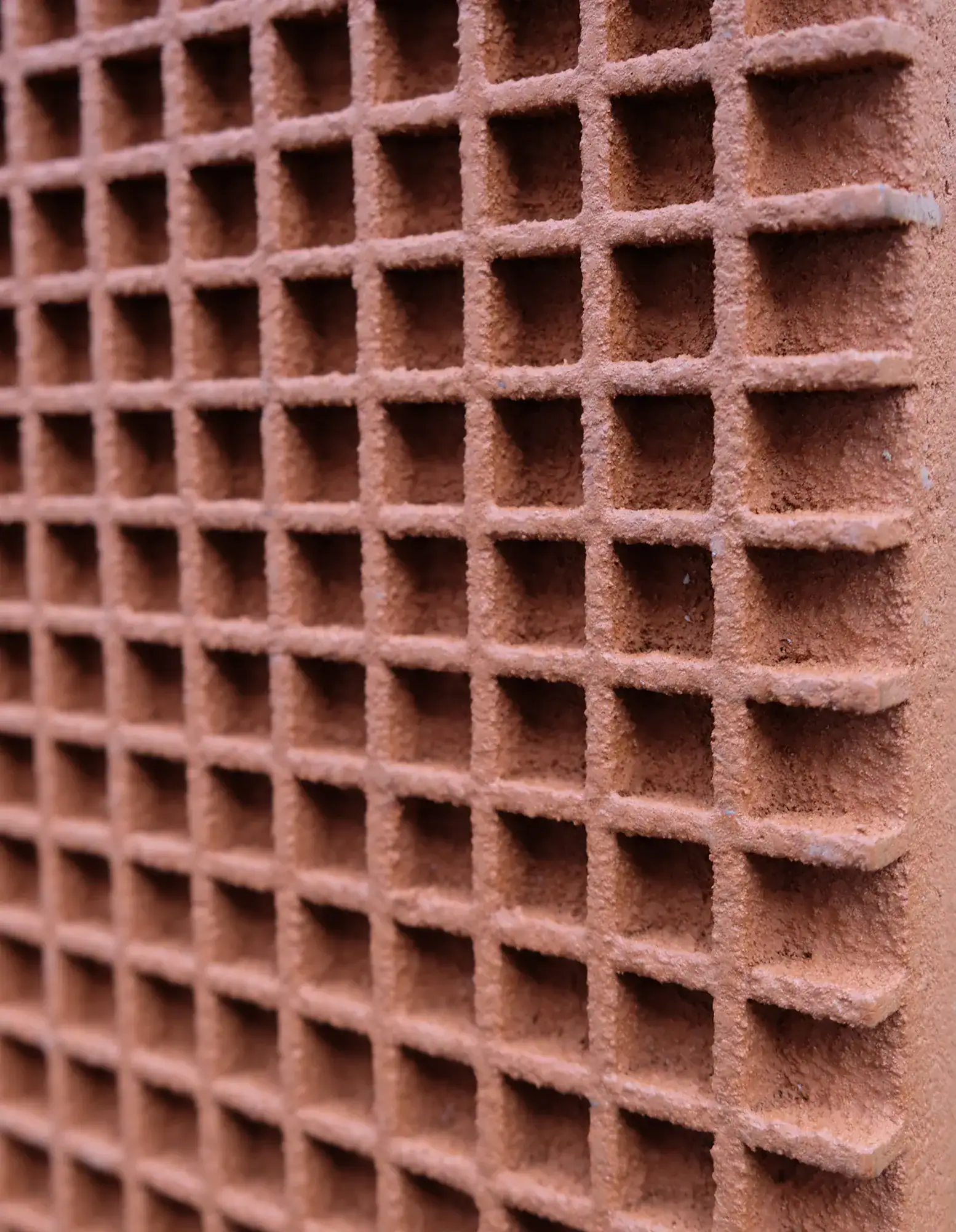 kein-durchgang-wandpaneele-keramik-terracotta-granulat