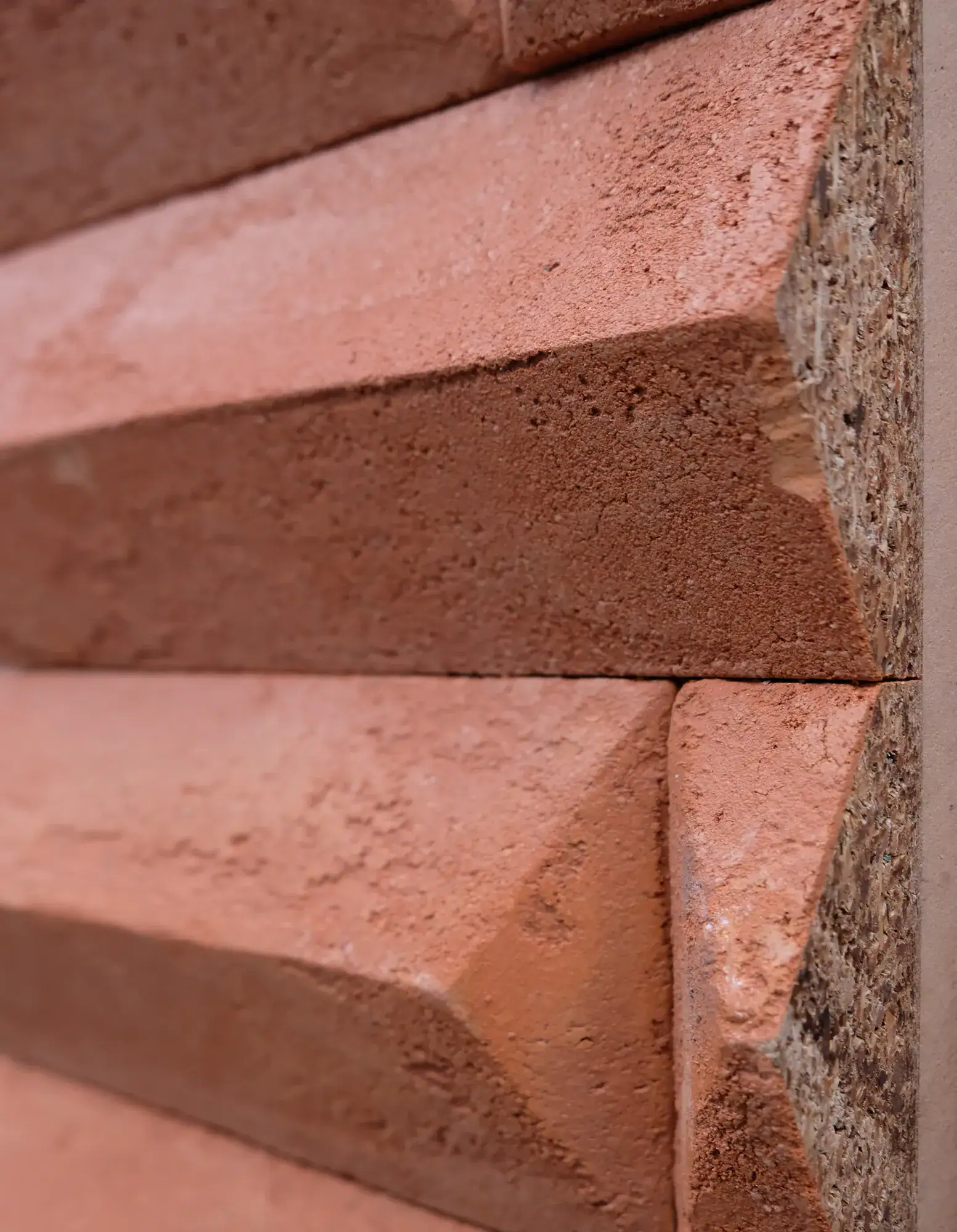 ziegel-riegel-wandpaneele-keramik-terracotta-granulat-seitlich