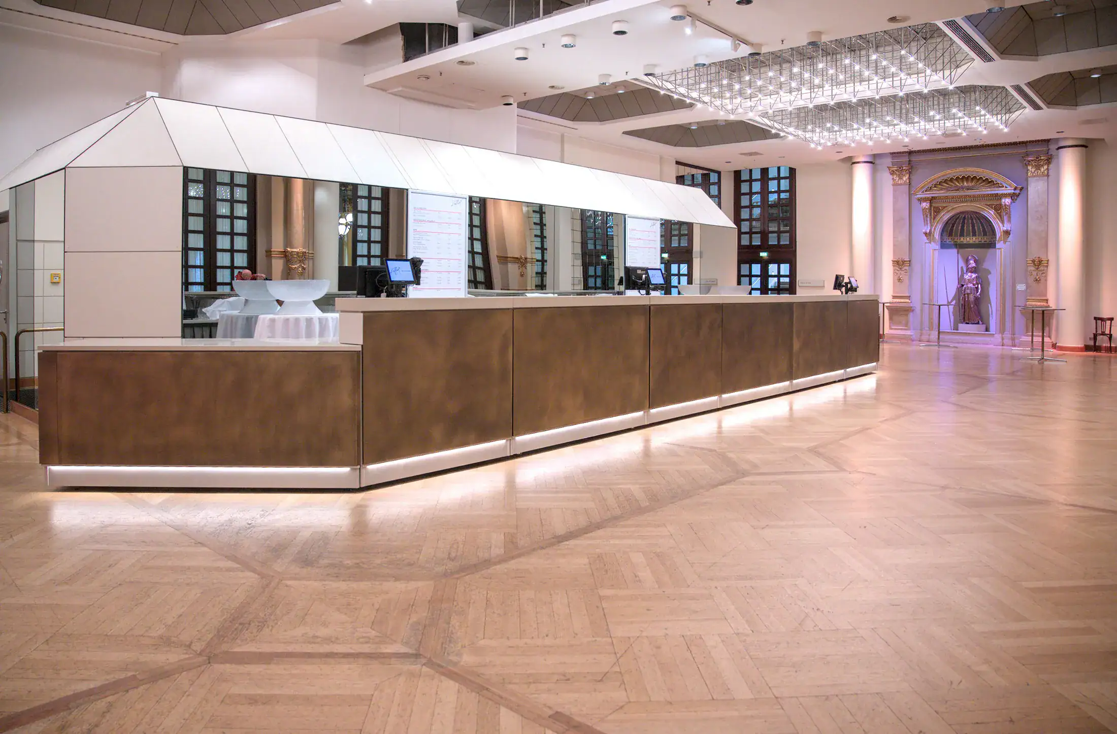 thekenverkleidung-aus-messing-paneelen-alte-oper-frankfurt-1