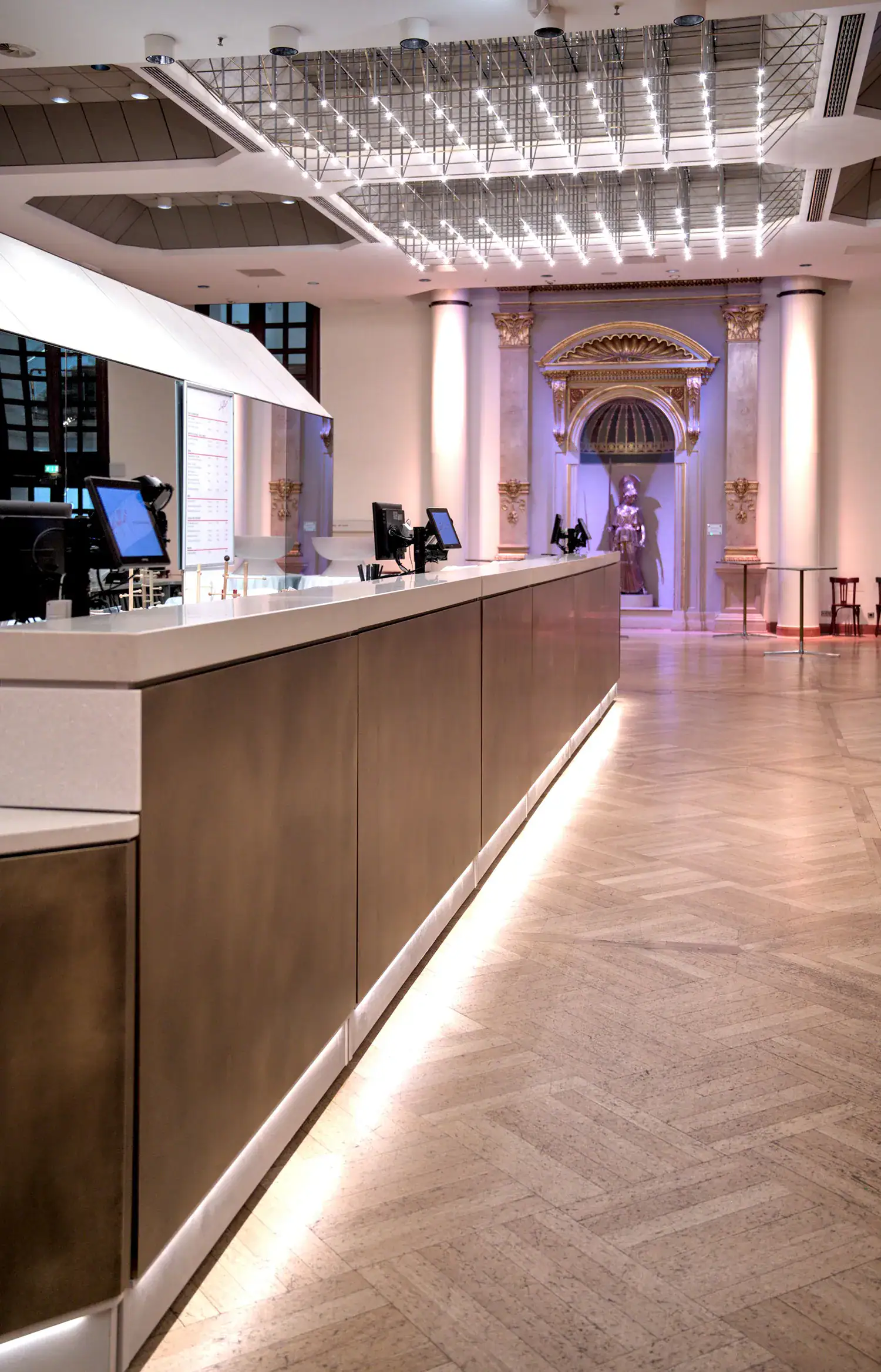 thekenverkleidung-aus-messing-paneelen-alte-oper-frankfurt-1