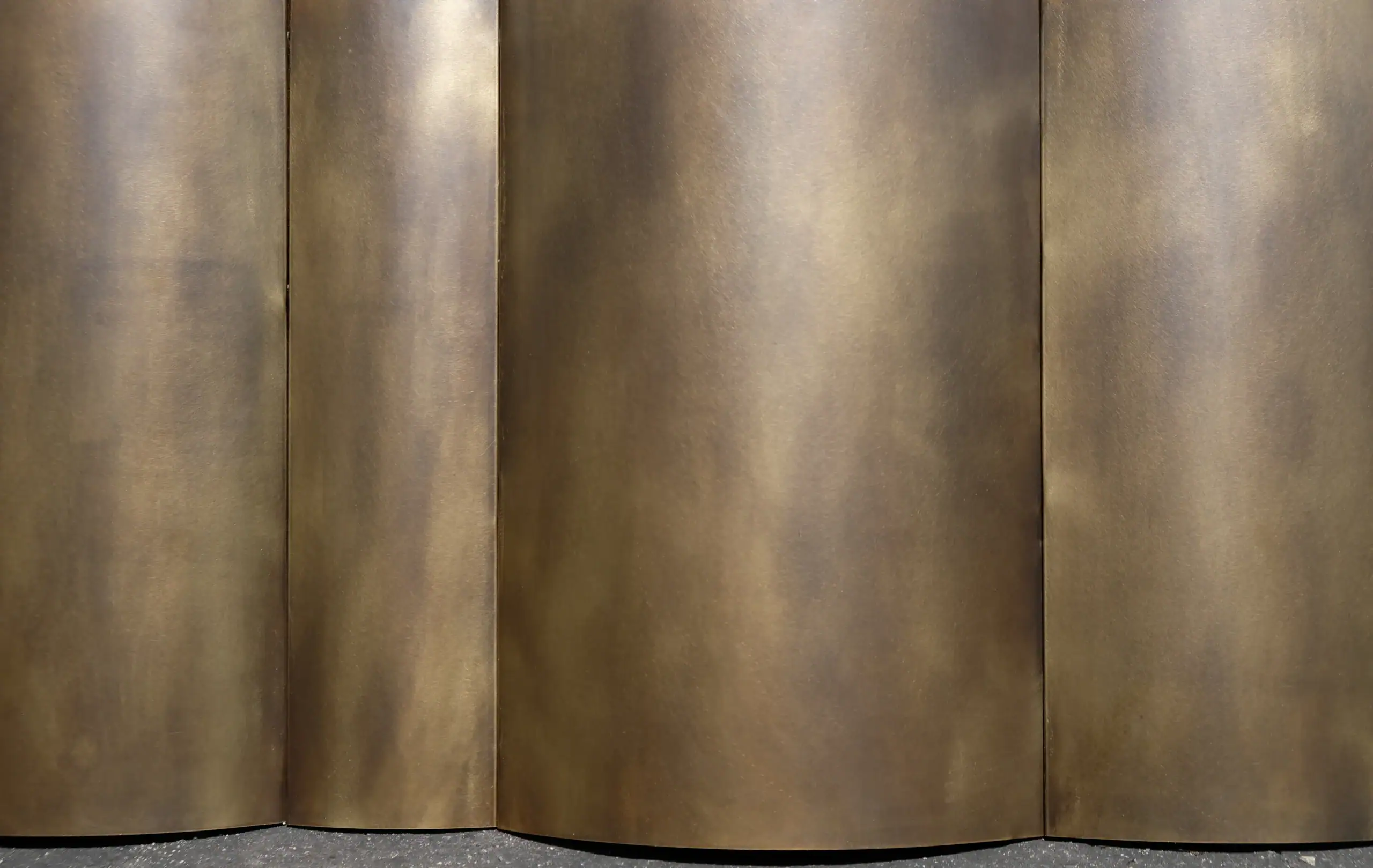 wellen-klang-wandpaneele-metall-messing-oxiediert