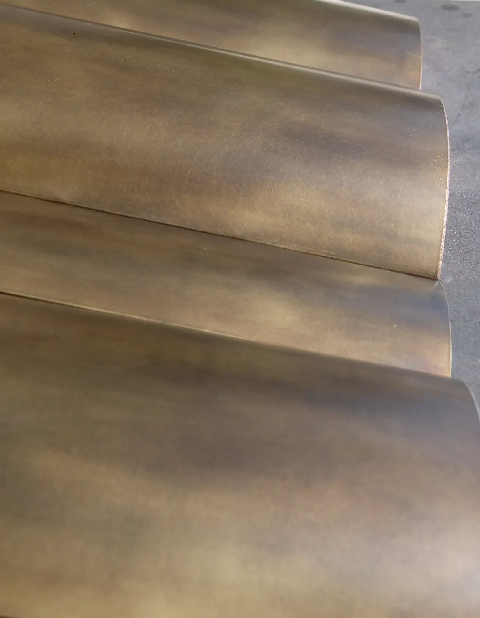 wellen-klang-wandpaneele-metall-messing-oxiediert-seitlcih-2