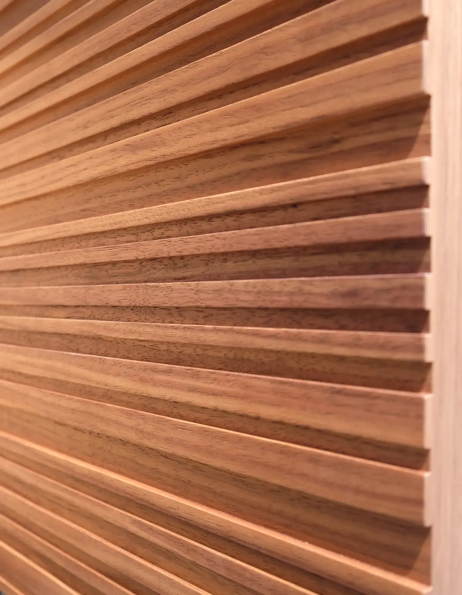 holz-klasse-wandpaneele-holz-furnier-nussbaum-furnier-seitlich