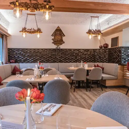 wandgestaltung-restaurant-elemente-von-gepresstem-kaffeesatz-2