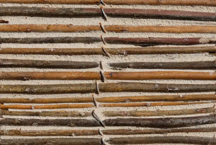namib-fence-wandpaneele-eco-rundhoelzer-auf-recycelter-keramik-front