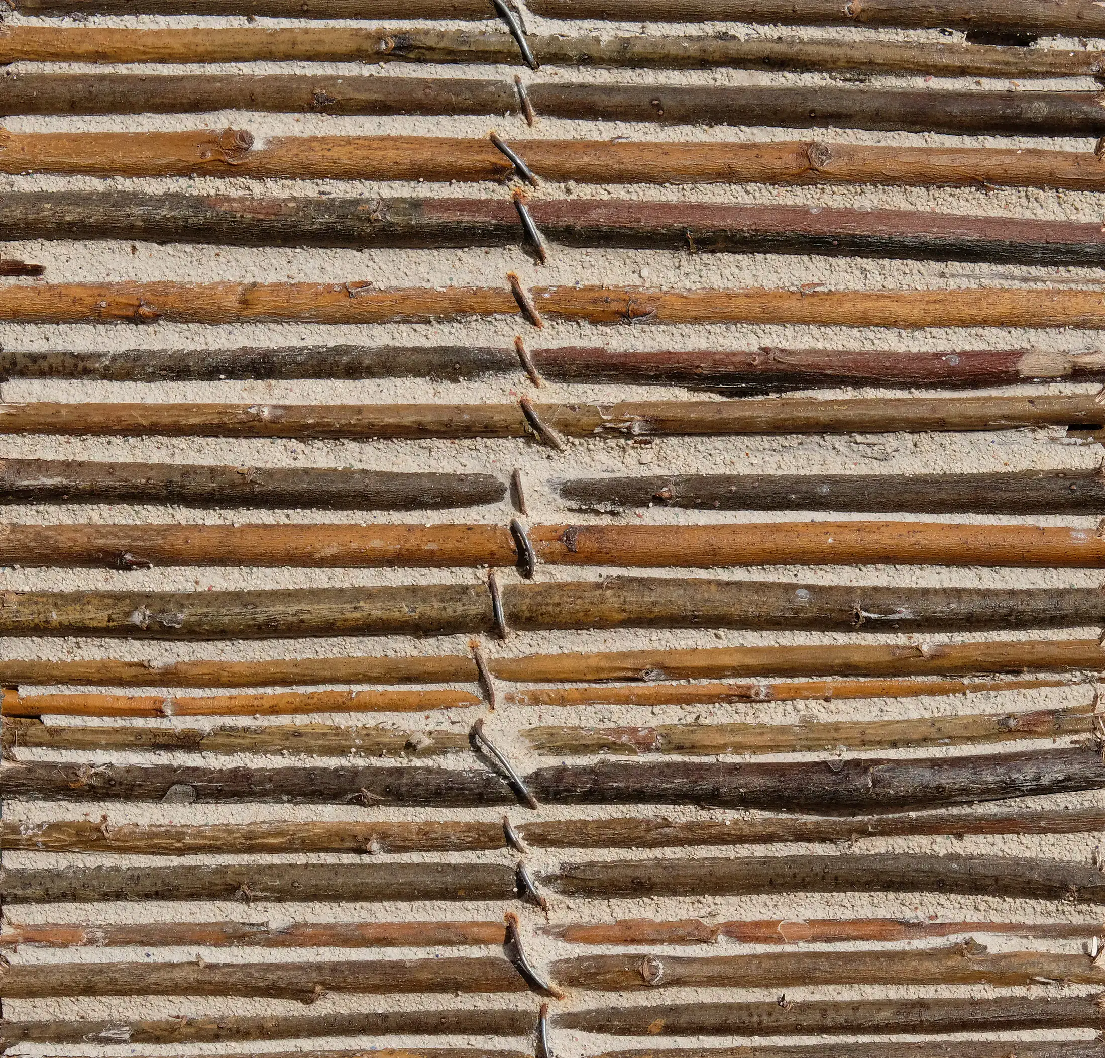 namib-fence-wandpaneele-eco-rundhoelzer-auf-recycelter-keramik-front