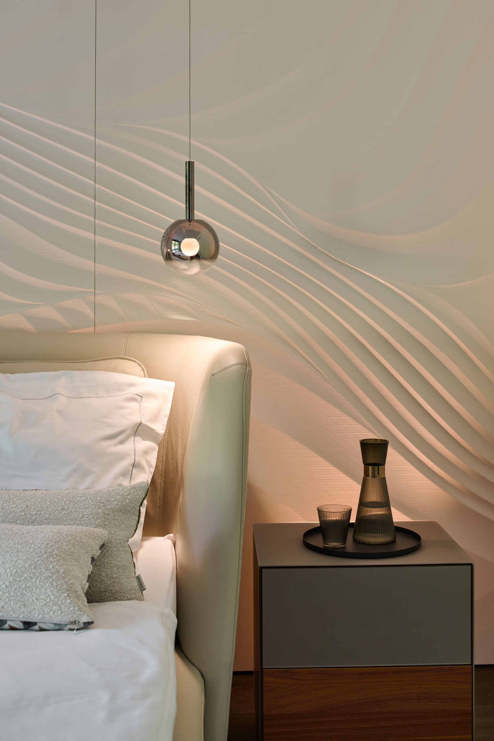 schlafzimmer-wandgestaltung-inspiriert-von-der-ruhe-der-kueste-1