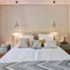 schlafzimmer-wandgestaltung-inspiriert-von-der-ruhe-der-kueste-1