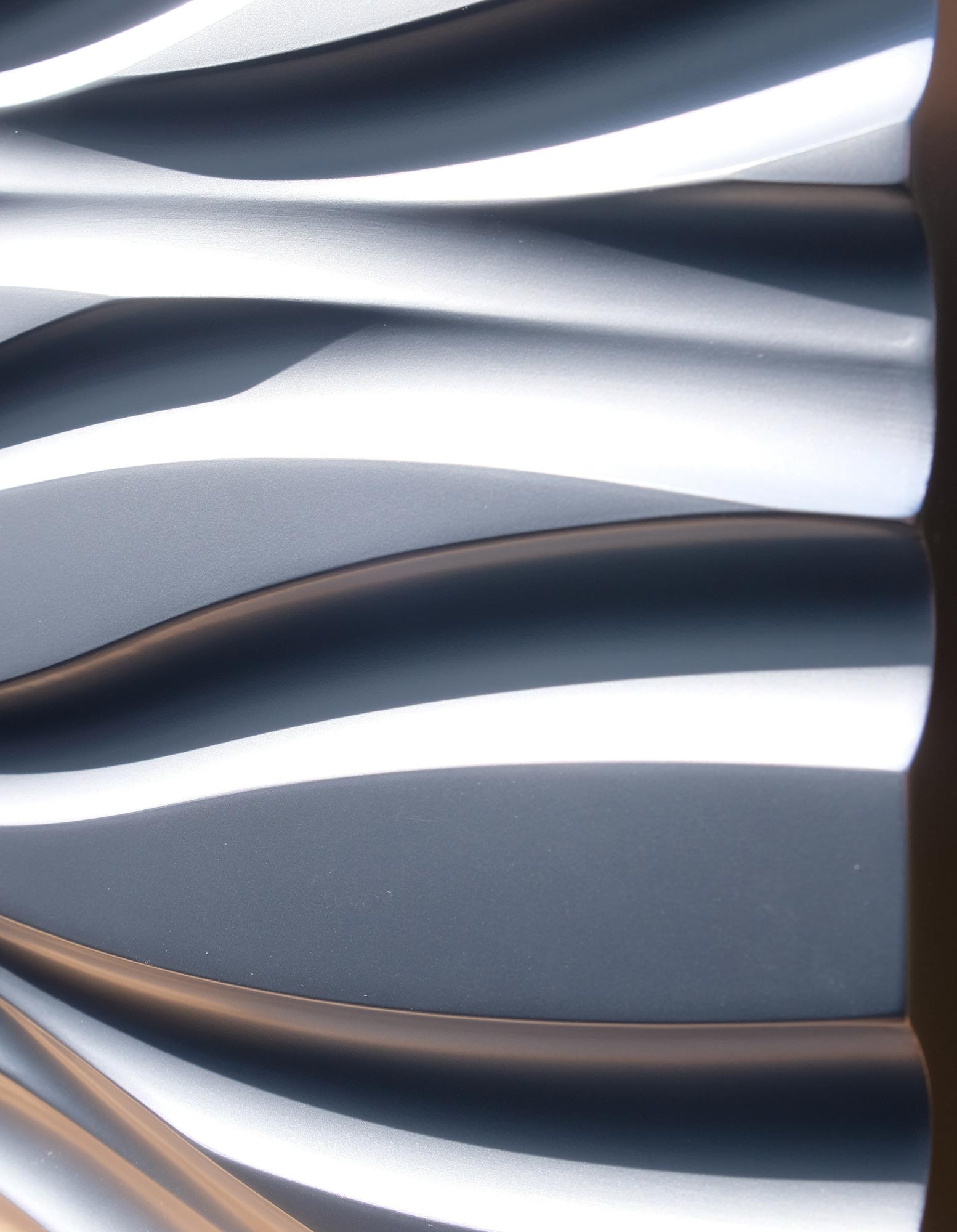 tentakel-spektakel-wandpaneele-3d-mdf-texturiert-silber-lackiert-seitlich